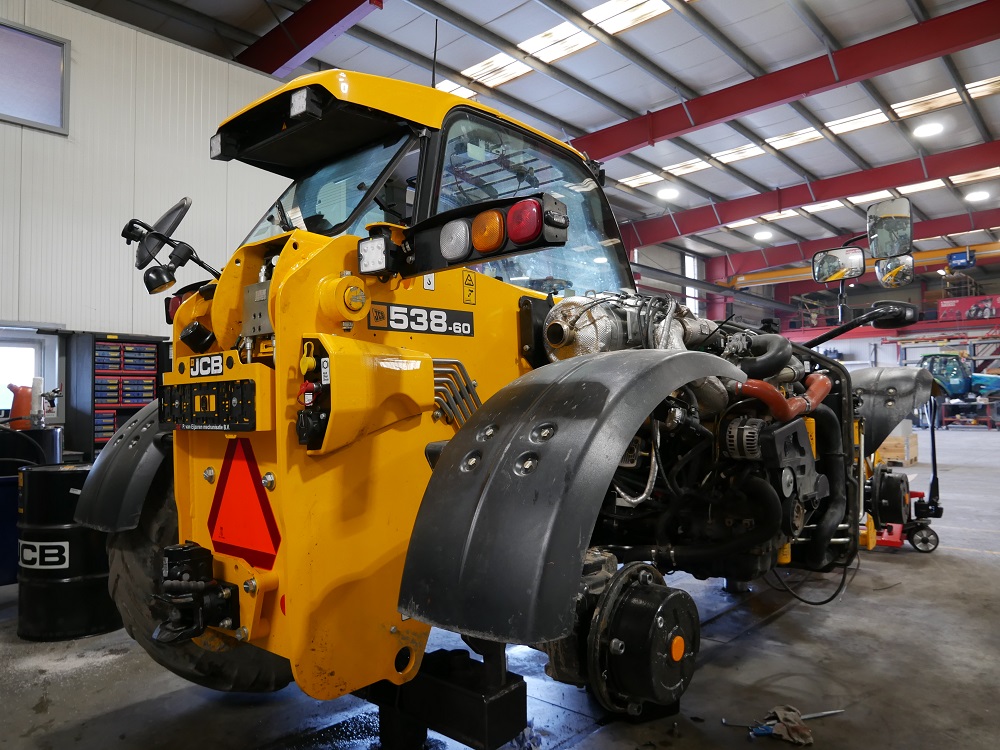 Foto 4: De klant van deze JCB wil met de verreiker ook luchtgeremde trailers kunnen aanpikken en daartoe monteren ze een luchtremcompressor aan de motor en de benodigde luchtrem aansluitingen. P. van Eijzeren