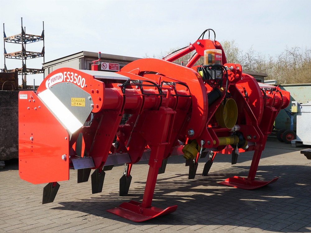 Foto 8: Een nieuwe FS3500 staat klaar voor aflevering. De Fentums worden standaard met een Kverneland rotorkopeg en pneumatische zaaimachine (H-serie) met front zaadtank uitgeleverd. De breedwerp zaaibalk achter op de na-eg met S-tanden is weer van eigen fabricaat en is op ieder type rotorkopeg te monteren.