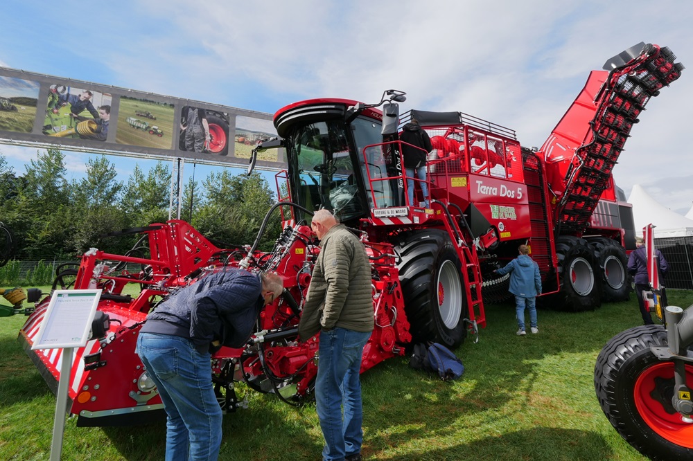 Gespot op ATH: Rode bietenrooier schittert tussen groene machines Kamps de Wild