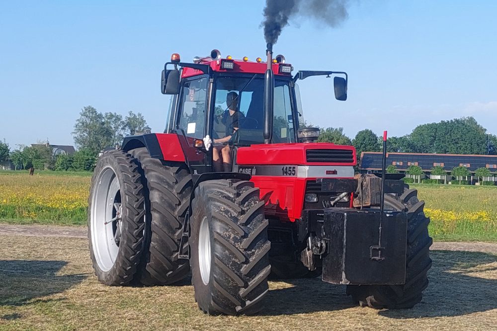 'Rode krachtpatser' Case IH 1455XL blaast zwarte rook