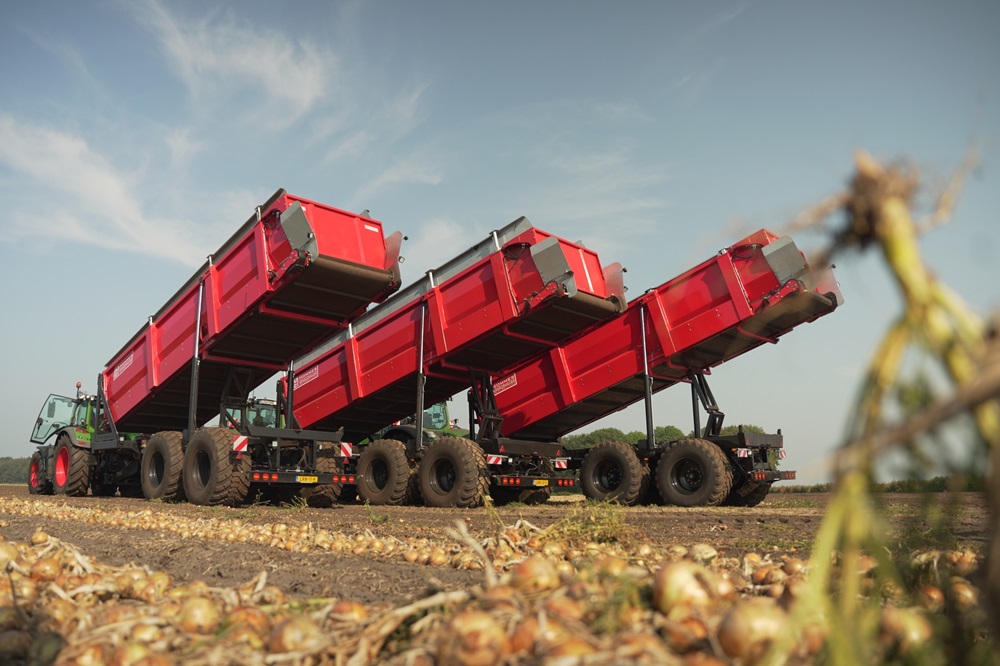 Uien laden bij Mencke Landbouw met 3x Hommes hooglossers