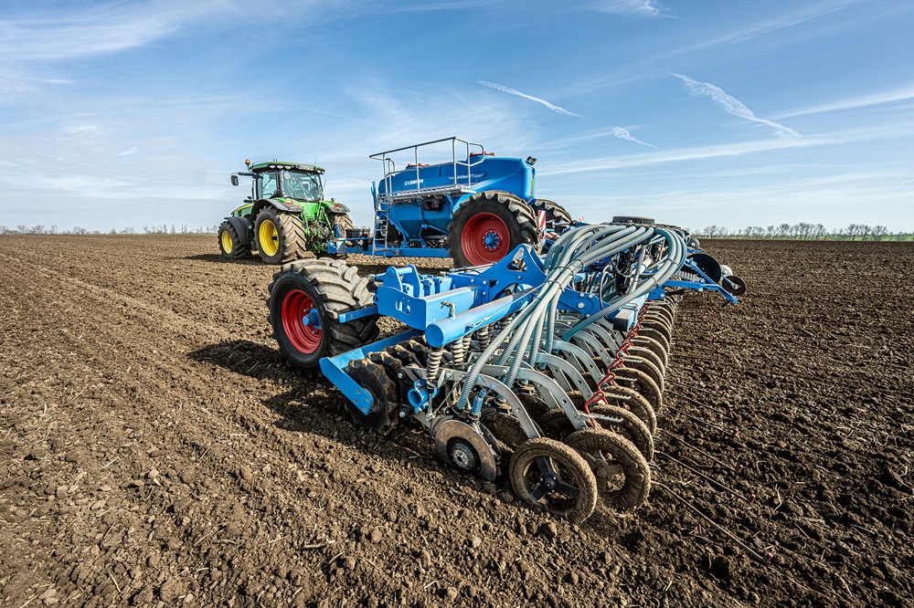 De nieuwe Lemken Solitair ST is de ideale oplossing voor boeren die met maximale flexibiliteit, efficiëntie en kracht willen zaaien. Speciaal ontworpen voor grote landbouwbedrijven, zorgt deze zaaimachine voor een intrede in een nieuwe dimensie van precisielandbouw.