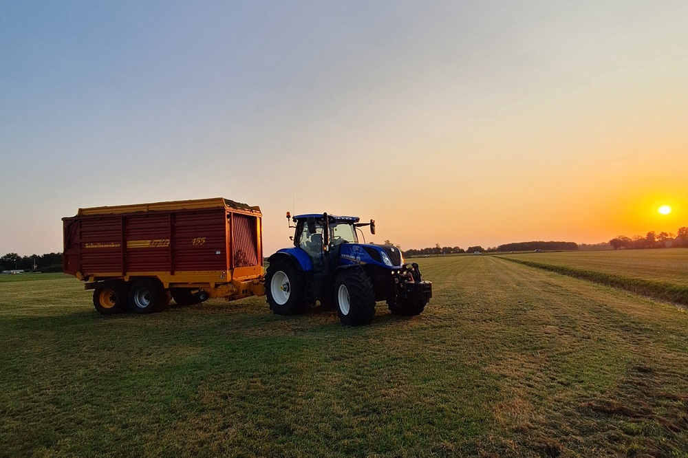 New Holland T7.245 Blauwe liefde trekt roodgeel werkpaard