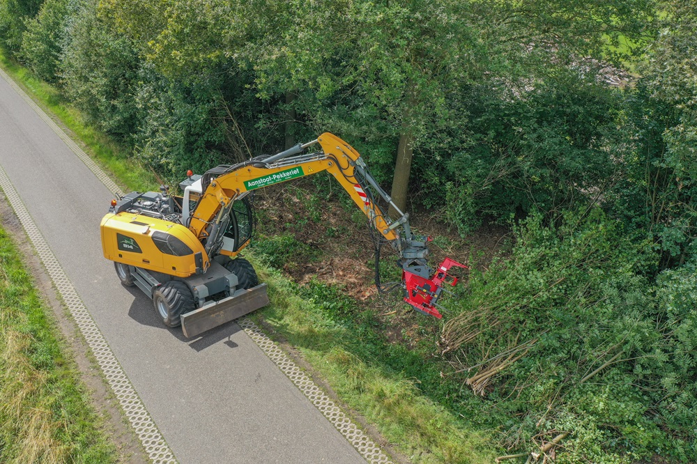 De Forestcutter 300 hangt hier aan de Liebherr 914. Doorgaans een vaste combinatie bij Aanstoot-Pekkeriet, maar soms wordt die ook aan de 312 gehangen.