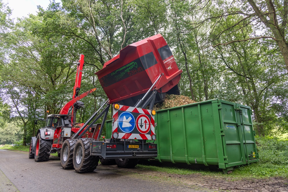 De Ufkes Greentec 942-versnippercombinatie lost het materiaal in containers in de omgeving.